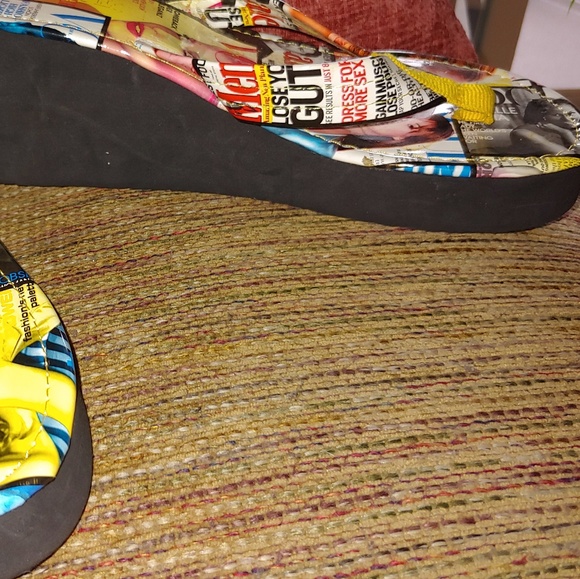 Magazine cover flip flops - Picture 2 of 5